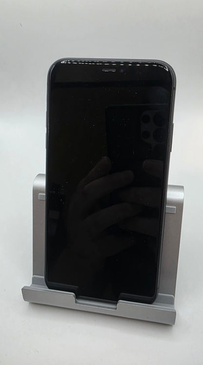 Apple iPhone 11 - 64 GB - with charging case