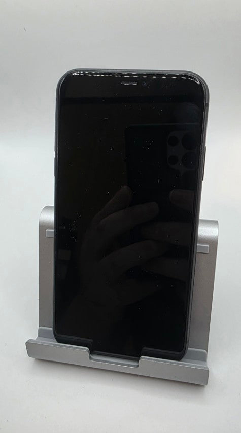 Apple iPhone 11 - 64 GB - with charging case