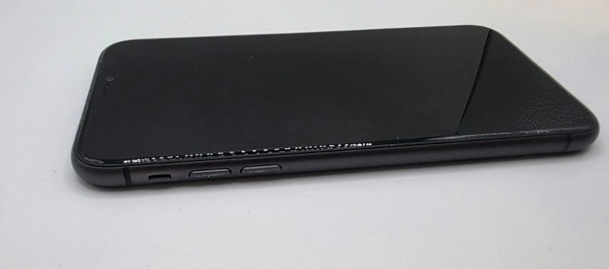Apple iPhone 11 - 64 GB - with charging case