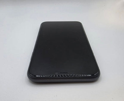 Apple iPhone 11 - 64 GB - with charging case