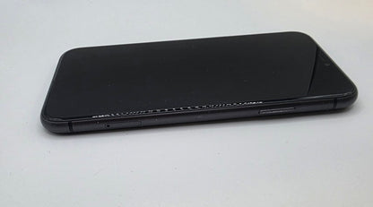 Apple iPhone 11 - 64 GB - with charging case