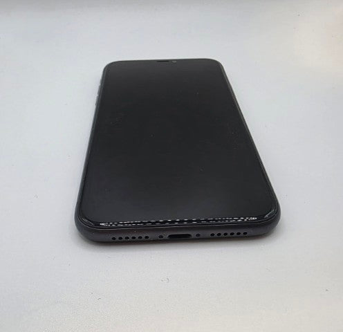 Apple iPhone 11 - 64 GB - with charging case