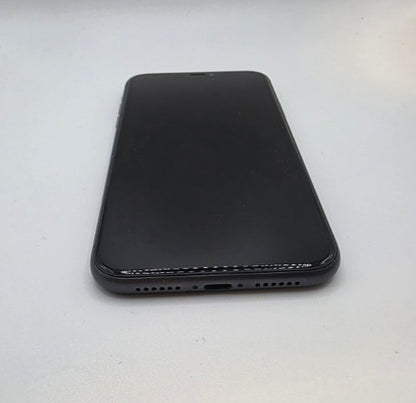Apple iPhone 11 - 64 GB - with charging case
